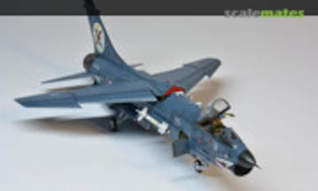 Chance Vought F-8E(FN) Crusader 1:72